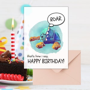Roar, to twoje urodziny! Kartka urodzinowa, pies przebrany za dinozaura. Kartka urodzinowa dla dzieci, prezent dla niego, kartka z pozdrowieniami Goldendoodle