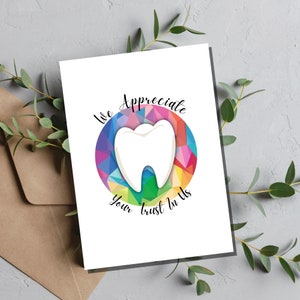 Cartão de agradecimento colorido com dente arco-íris, cartão de felicitações para consultório odontológico para pacientes, agradecemos sua confiança em nós, cartão de carinho para empresas
