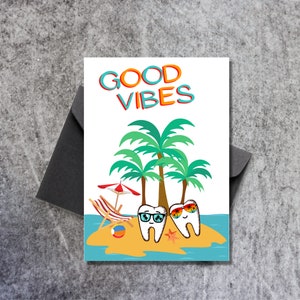 Tarjeta de felicitación de jubilación de vacaciones de Good Vibes, palmeras playa océano digital, inspiración, pensamientos positivos creación colorida felicidades