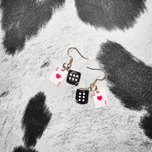Orecchini con dadi, orecchini con asso di cuori, orecchini pendenti western, orecchini con dadi e carte da gioco western - Gioielli da casinò fatti a mano