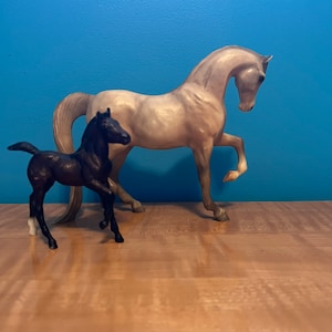 Breyer Traditional: Stolze Stute und Neugeborenes Fohlen
