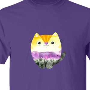 Puede incluir: Ilustración de acuarela de un gato morado, amarillo y blanco en una camiseta morada.