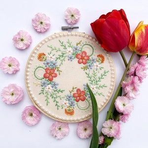 春の花輪の手刺繍パターン | デジタルダウンロード PDF | 初心者向けの詳細なチュートリアルが含まれています