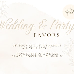 Op de afbeelding: Een lichtbeige afbeelding met de tekst "Wedding & Party FAVORS". De afbeelding bevat de tekst "SIT BACK AND LET US HANDLE ALL YOUR FAVORS." en "HAVE QUESTIONS, WE ARE ALWAYS ANSWERING MESSAGES!" Een logo voor "LUXE NOBLE" staat rechtsboven.