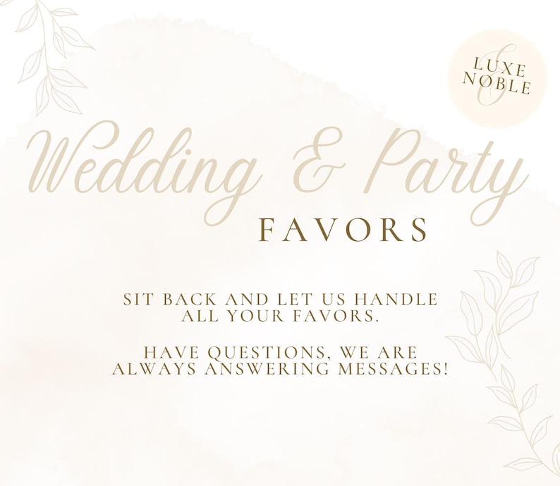Op de afbeelding: Een lichtbeige afbeelding met de tekst "Wedding & Party FAVORS". De afbeelding bevat de tekst "SIT BACK AND LET US HANDLE ALL YOUR FAVORS." en "HAVE QUESTIONS, WE ARE ALWAYS ANSWERING MESSAGES!" Een logo voor "LUXE NOBLE" staat rechtsboven.