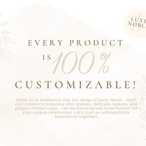 Op de afbeelding: Cr&egrave;mekleurige afbeelding met tekst: "EVERY PRODUCT IS 100% CUSTOMIZABLE!" en "LUXE NOBLE" logo. De tekst hieronder stelt dat feestartikelen gepersonaliseerd kunnen worden.