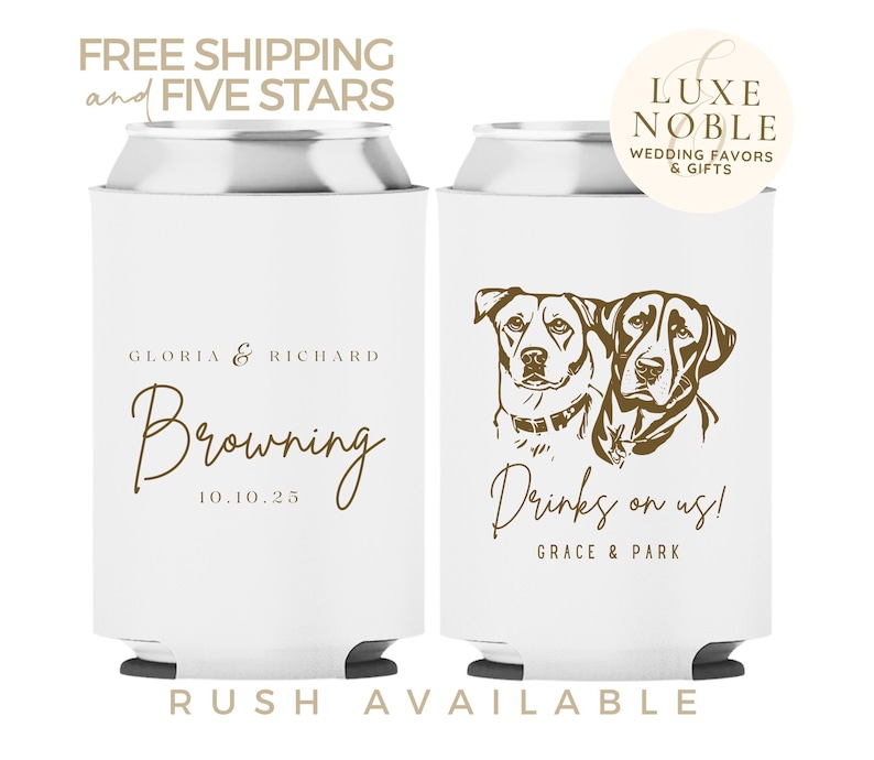 Puede incluir: Dos enfriadores de latas blancos con texto e ilustraciones marrones. El enfriador de la izquierda dice "Gloria & Richard Browning 10.10.25". El enfriador de la derecha dice "Drinks on us! Grace & Park" y tiene una ilustraci&oacute;n marr&oacute;n de dos perros.