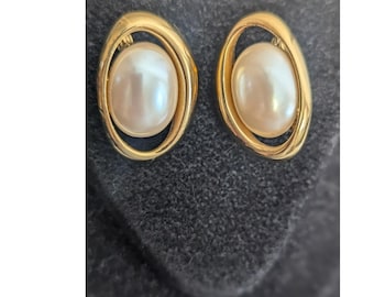 Vintage Monet statement gold tone pearl earrings clip on