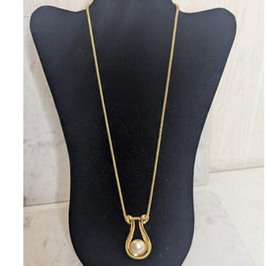 Monét firma Lyre Rain drop collar largo de perlas tono oro con cadena larga, estilo vintage.