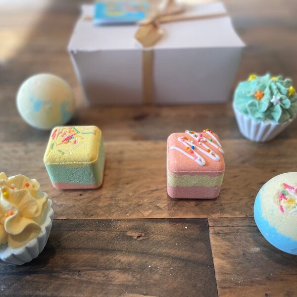 Bath Bombs Cupcake Fizzers Gift Set - Handmade and Organic 6 Pcs Bath Bombs with Natural Ingredients