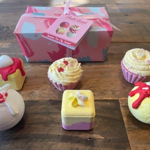 Bath Bombs Cupcake Fizzers Gift Set - Handmade and Organic 6 Pcs Bath Bombs with Natural Ingredients