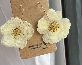 Boucles d’oreilles fleurs séchées sous résine