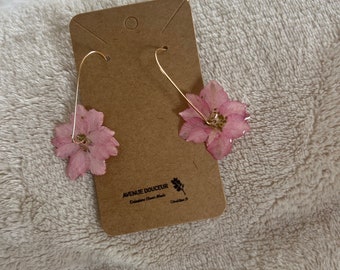 Boucles d’oreilles fleurs séchées sous résine