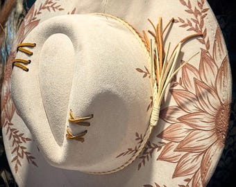 Op maat gemaakte cowboyhoed met wilde bloemen: handgebrande suède westernhoed