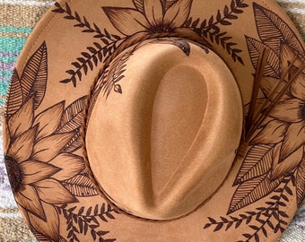 Op maat gemaakte cowboyhoed met wilde bloemen: handgebrande suède westernhoed