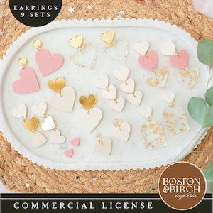 Op de afbeelding: Een verzameling van negen sets hartvormige oorbellen in verschillende ontwerpen en kleuren, waaronder roze, wit en goud. De oorbellen worden gepresenteerd op een witte ovale tray. De tekst "EARNINGS 9 SETS" is zichtbaar.