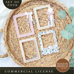 Puede incluir: Conjunto de cuatro marcos de fotos de madera con un diseño rosa, blanco y azul. Cada marco tiene una cinta con el texto "Clase de" y el año "2025" o "2023".