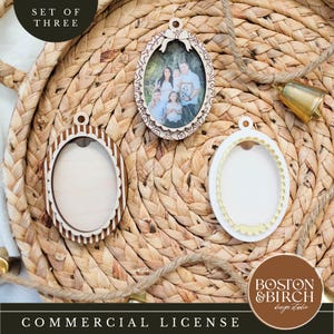 Puede incluir: Conjunto de tres marcos de fotos ovalados de madera. Uno contiene una foto familiar, los otros están vacíos. Los marcos cuelgan sobre un fondo tejido, con una campana y una cuerda. El texto "COMMERCIAL LICENSE" está en la parte inferior.