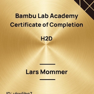 K&ouml;nnte beinhalten: Goldfarbene Urkunde der Bambu Lab Academy. Sie enth&auml;lt den Text "Certificate of Completion", den Namen "Lars Mommer", eine ID und das Datum 03.11.2025. Das Bambu Lab Logo befindet sich oben links.
