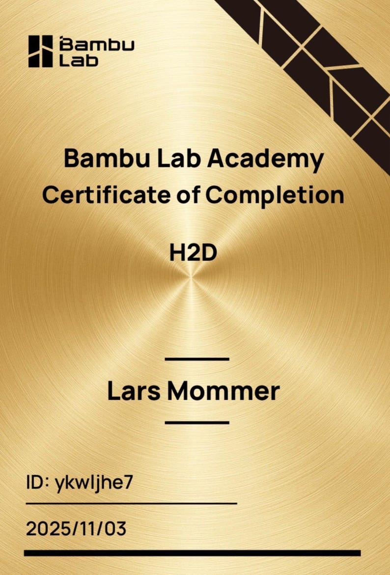 K&ouml;nnte beinhalten: Goldfarbene Urkunde der Bambu Lab Academy. Sie enth&auml;lt den Text "Certificate of Completion", den Namen "Lars Mommer", eine ID und das Datum 03.11.2025. Das Bambu Lab Logo befindet sich oben links.