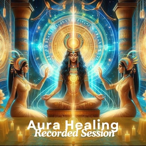 Op de afbeelding: Een digitale illustratie van drie vrouwen in gouden gewaden, zittend in een meditatieve houding. De centrale vrouw wordt omringd door een gloeiende blauwe en witte aura, met een gouden halo boven haar hoofd. De afbeelding is geplaatst tegen een achtergrond van een gouden tempel met pilaren en een cirkelvormig patroon van symbolen. De tekst "Aura Healing Recorded Session" wordt onderaan de afbeelding weergegeven.