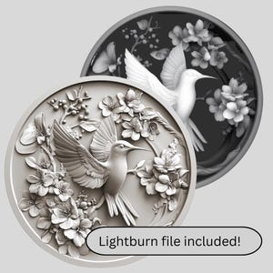 Könnte beinhalten: Zwei kreisförmige Reliefs in Graustufen mit Kolibris und floralen Designs. Eine Gravur ist hellgrau, die andere dunkelgrau. Die hellgraue Gravur zeigt einen Kolibri im Flug inmitten von Blumen. Text: Lightburn-Datei enthalten!