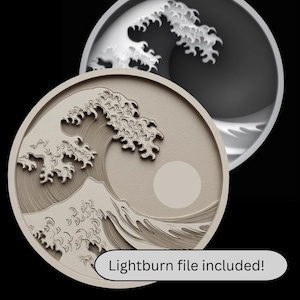 Könnte beinhalten: Zwei runde, geschichtete Kunstwerke mit einem japanischen Wellenmuster. Das untere Stück ist beige mit Sonne und Wellendetails. Das obere Stück ist eine Graustufenversion der Welle. Der Text unten lautet "Lightburn file included!"