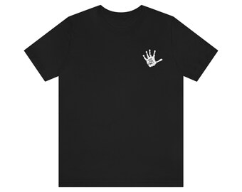 Puede incluir: Camiseta negra con un estampado de mano blanca y el texto "Keep Calm and Carry On".