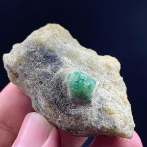 Cristal de esmeralda natural en bruto sobre matriz (muestra mineral) de 192 quilates procedente de Pakistán.