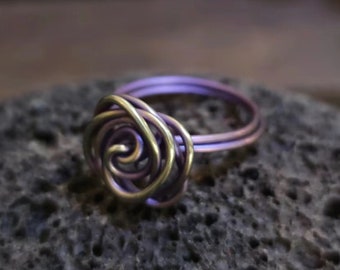 Rosen Ring. Handgemachte Ring. Oxidierte Titan Schmuck. Statement Ring. Geschenke für sie. Blumenliebhaber. Jubiläumsgeschenk. Zierlicher Ring.