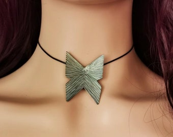 Titan Schmetterling Choker. Handmade Anhänger. Oxidierte Titan Schmuck. Geschenke zum Hochzeitstag. Grüner Fliegenanhänger. Choker Liebhaber.