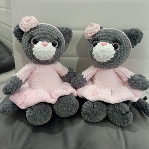 Gatinho gato vestido brinquedo macio feito à mão, brinquedo de crochê para gatos, pelúcia de gato, presente fofo para gatos, presente para menina ou menino, bicho de pelúcia de gato