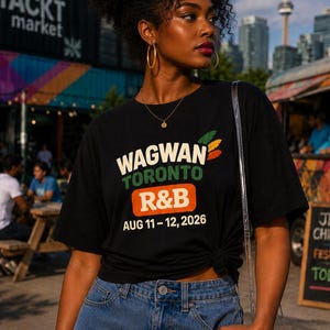 Peut inclure: Un t-shirt noir &agrave; manches courtes avec le texte WAGWAN TORONTO R&B AUG 11-12, 2026 en blanc, vert et orange, orn&eacute; de trois petites plumes aux couleurs rouge, jaune et verte, port&eacute; avec un pantalon cargo en jean bleu et un sac en plastique transparent.