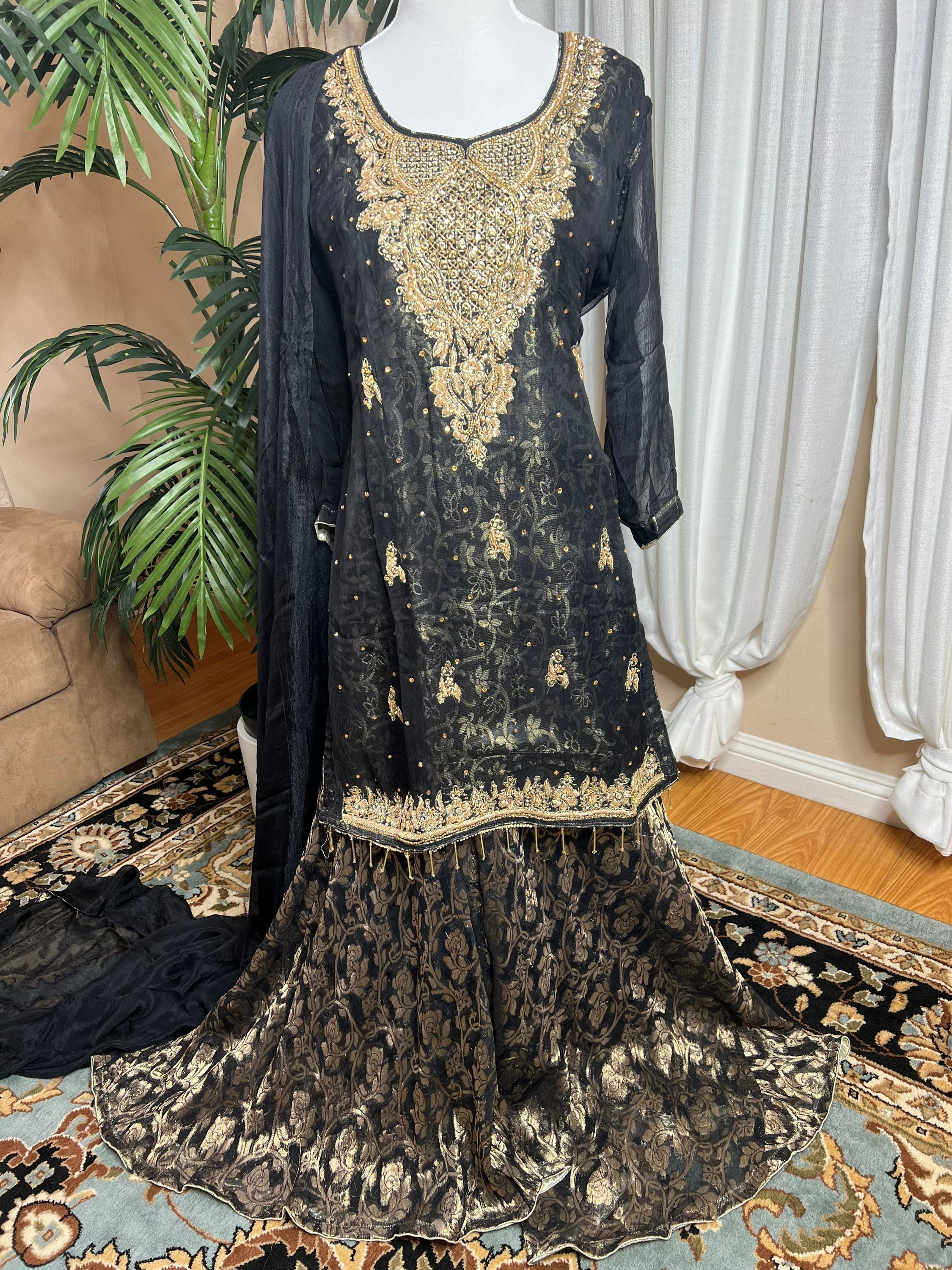 Mahira Khan poses in Green Gharara for Faiza Saqlain's latest bridal  collection 2021 – The Odd Onee
