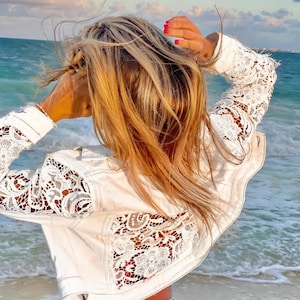 Jaqueta jeans branca boho com renda