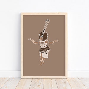 Könnte beinhalten: Eine digitale Illustration einer Person in einem traditionellen Tanzkostüm vor braunem Hintergrund. Die Person trägt einen Rock, eine Halskette und einen Kopfschmuck mit Federn. Die Person tanzt mit ausgestreckten Armen.