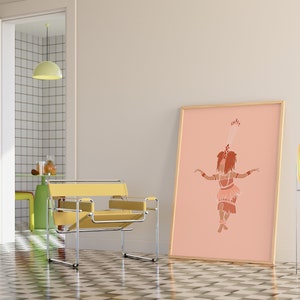 Könnte beinhalten: Ein gelber Stuhl mit einem verchromten Gestell steht in einem Raum mit einem großen gerahmten Druck einer Frau in einem rot-orangenen Kleid, die tanzt. Eine goldene Stehlampe mit einem runden Glasschirm steht rechts neben dem Druck.