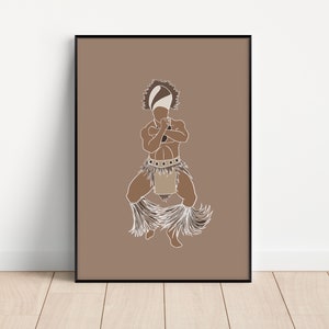 Puede incluir: Una ilustración digital de una persona con un traje de danza tradicional polinesio. La persona lleva un taparrabos marrón con flecos blancos, un tocado blanco y marrón y un cinturón marrón con círculos blancos. El fondo es de color marrón claro.