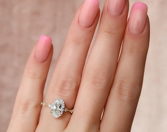 Ovaal geslepen diamanten ring • Accentdiamanten • Modern gouden solitaire