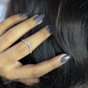 Delicato anello a zig zag con diamanti: fascia impilabile in argento sterling