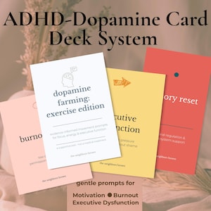Op de afbeelding: Een kaartspel voor ADHD en dopamine-ondersteuning. De afbeelding toont vier kaarten in roze, wit, geel en rood. De witte kaart leest "dopamine farming: exercise edition". Andere kaarten hebben tekst over executieve functies, burn-out en motivatie. De tekst "ADHD-Dopamine Card Deck System" staat bovenaan.