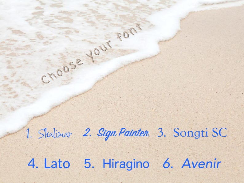 Pu&ograve; includere: Una scena di spiaggia con onde bianche e spumose che si infrangono sulla sabbia. Il testo "Choose your font" &egrave; scritto sulla sabbia. Sotto il testo sono elencati sei nomi di font con numeri: 1. Shalimar, 2. Sign Painter, 3. Songti SC, 4. Lato, 5. Hiragino, 6. Avenir.