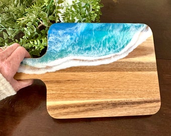 Planche à découper avec poignée et vagues océaniques en résine / Planche pour amateur de fromage / Planche de service / Planche de charcuterie / Décoration côtière / Cadeau pour elle