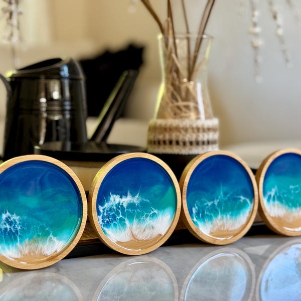 Juego de 4 posavasos de bambú inspirados en el océano, posavasos redondos de madera para playa, decoración de olas hecha a mano, regalo de inauguración de la casa, regalo para la anfitriona