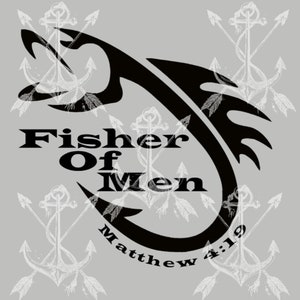 Puede incluir: Un diseño gráfico gris con una gran forma de anzuelo negro y las palabras "Fisher Of Men" en letras negras en negrita. El texto "Matthew 4:19" está debajo. En el fondo hay diseños de anclas blancas tenues.