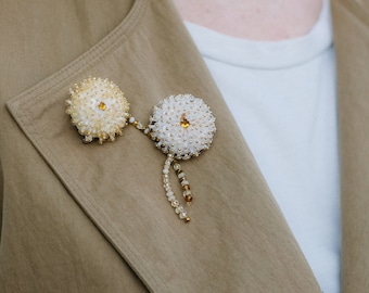 Épingle faite main de pissenlit d'or blanc, cadeau d'anniversaire de femme de bijoux de fleur, épingle de broche de fleur blanche perlée de lumière avec la tige