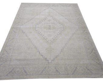 Hand-Knotted Oushak Wool Rug: Traditional Vintage Style