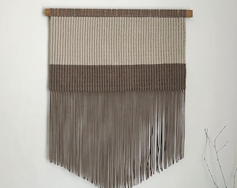 Gran pared moderna de macramé con detalles en roble, decoración en estilo wabi sabi y japonés, añadido en colores tierra