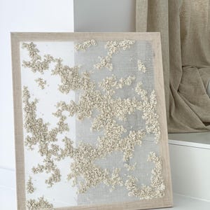 Unieke textielmuurkunst op linnen – Japandi Cloud-geïnspireerde vezelkunst – Wabi-Sabi, minimalistisch hangend – Klaar voor verzending – 60 x 70 cm