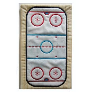 Tapis de tasse de patinoire de hockey ITH - motif de broderie Machine, motif de broderie tapis de tasse de sport dans le cerceau - instructions incluses